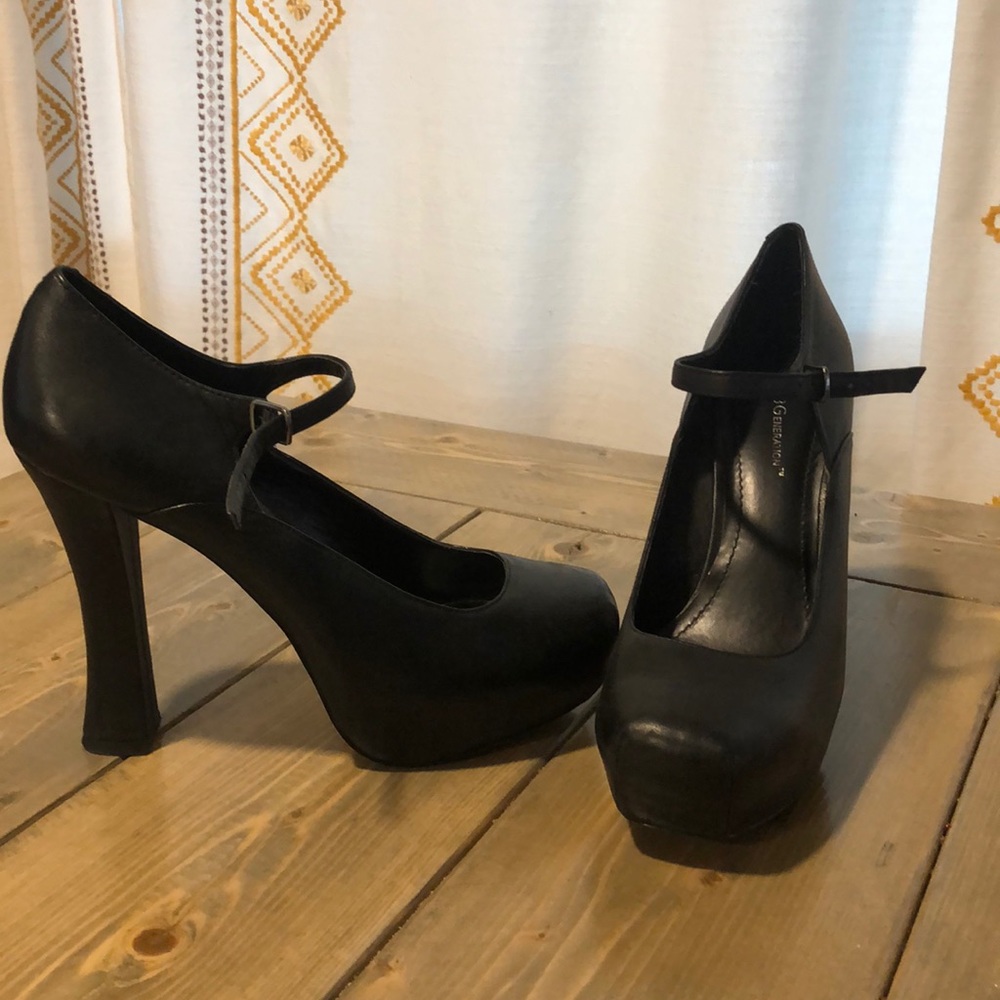 BCBG black leather pumps sz 7.5